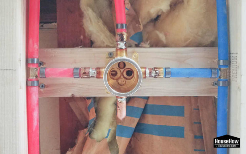 Pex tubes are sold in 3 colors. Red for hot water, blue for cold water and white for water … whose temperature is known only to the installer © HouseHow.com