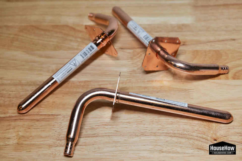Connecting PEX pipes with conventional copper pipes is not a problem © HouseHow.com