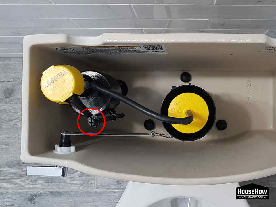 The first thing we should do if our toilet is not flushing is to increase the amount of water in the tank. Most of the new toilets use a screw to regulate the water level  © HouseHow.com