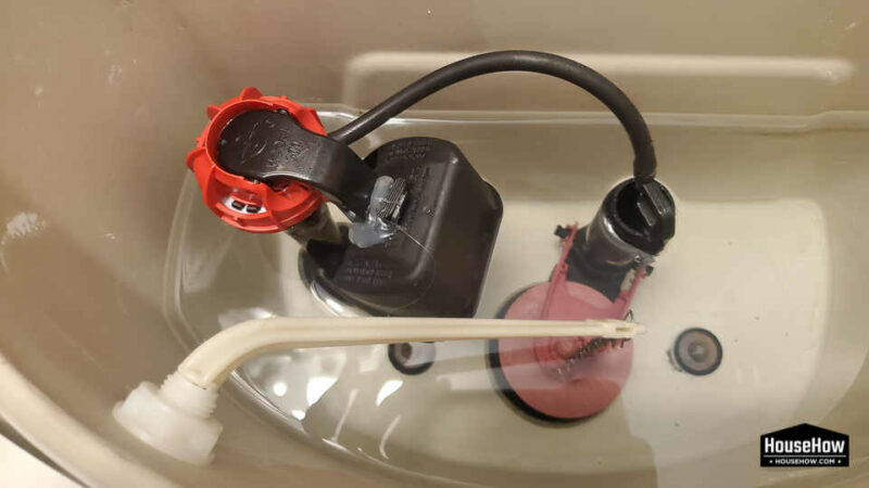 Sometimes we have to use alternative methods to raise the float and thus increase the amount of water in the tank. In this case, glue © HouseHow.com