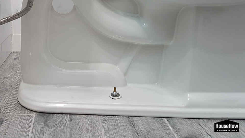 It is rare for a toilet to lie with its entire surface on the floor tiles © HouseHow.com