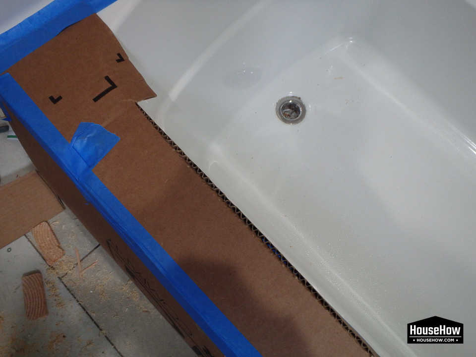 Securing the bathtub is not complicated © HouseHow.com