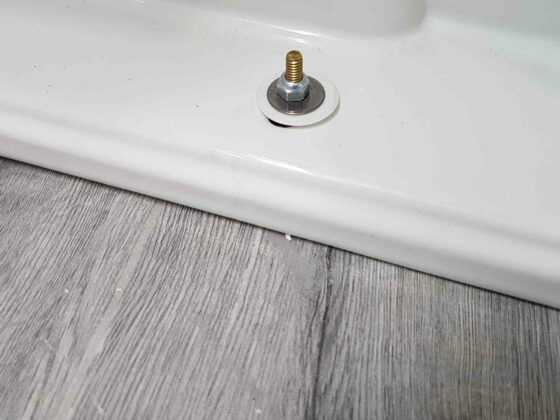 Should You Tile Around or Under a Toilet © HouseHow.com