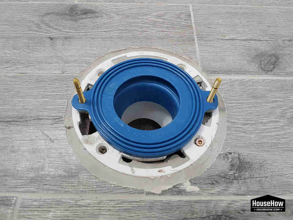 Although the materials needed to replace the toilet flange cost about $ 30, the replacement itself costs about $ 150-300 