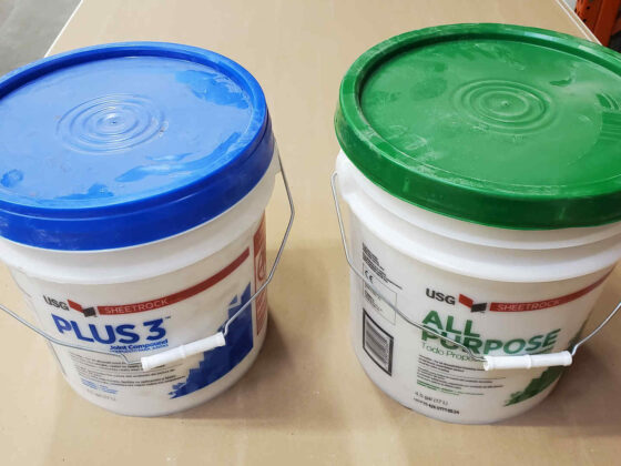 What is the Difference Between Green and Blue Lid Drywall Joint Compound © HouseHow.com