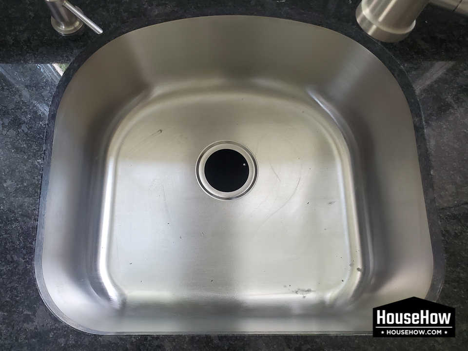 The single bowl sink is of course suitable for using garbage disposals. 
